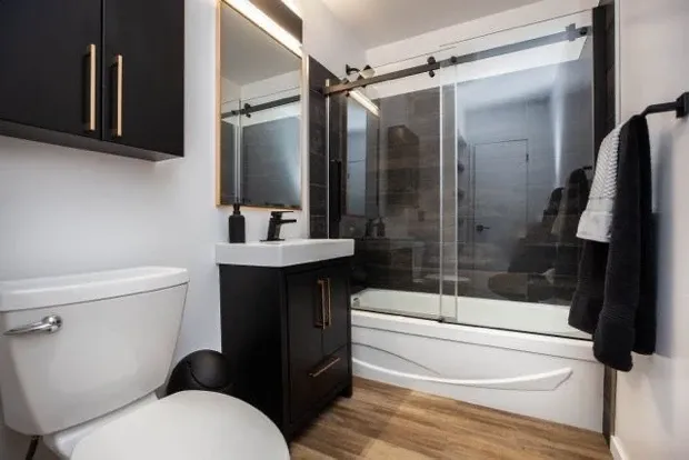 photo of the "Cornwall" bathroom designed and built by KMA Building in Winnipeg, MB